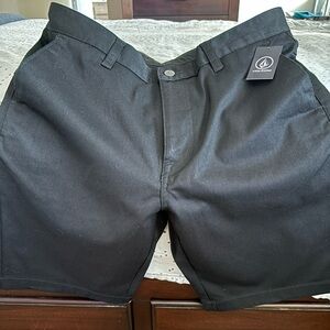 Men’s NWT VOLCOM Vmonty stretch shorts-black Size 33”